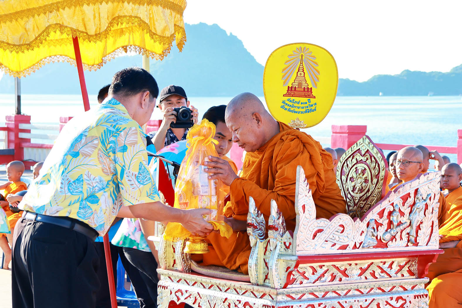 ประจวบคีรีขันธ์-รองผู้ว่าฯ นำประชาชนทำบุญตักบาตรเพื่อความเป็นสิริมงคลในวันสงกรานต์