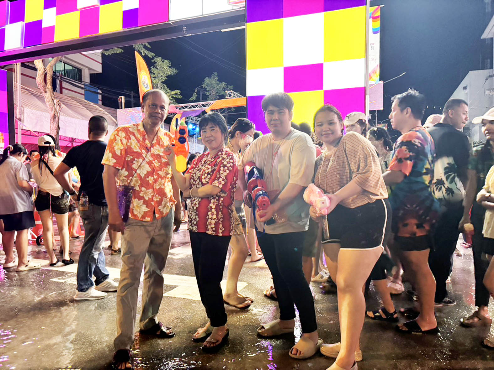 ประจวบคีรีขันธ์-ผู้ว่าฯ เล่นสาดน้ำสงกรานต์ในงาน ‘Hua Hin Songkran Fest 2025’