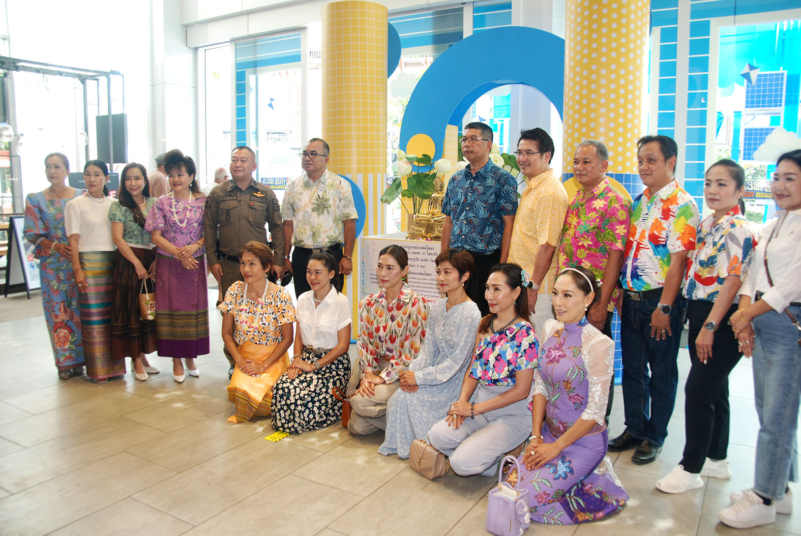 ประจวบคีรีขันธ์-รองผู้ว่าฯ นำนักท่องเที่ยวสรงน้ำหลวงพ่อโสธร