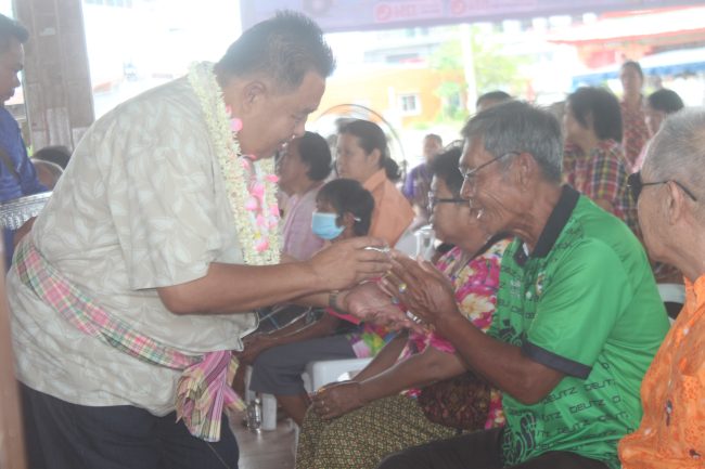 เพชรบูรณ์-ส.ส.เพชรบูรณ์เขต 4 พร้อม สจ.ร่วมรดน้ำดำหัวขอพรผู้สูงอายุ