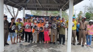 ประจวบคีรีขันธ์-สภ.เมืองฯตั้งจุดตรวจจับรถจักรยานยนต์ไม่สวมใส่หมวกกันน็อค พร้อมแจกหมวกแทนใบสั่ง