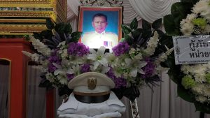 ประจวบคีรีขันธ์-หมวดทางหลวงฯสำนึกพระคุณอาชีพพ่อ นำเครื่องมือช่างไม้ประดับหน้าแท่นพิธีศพ