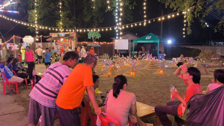 ประจวบคีรีขันธ์-ชาวบ้านปากคลองสืบสานประเพณีโบราณขนทรายเข้าวัดอายุกว่า 100 ปี