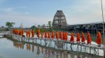สุพรรณบุรี-พระสงฆ์เดินข้ามสะพานโค้งร้อยปีทำบุญสงกรานต์สุ่มปลายักษ์ย้อนวิถีชุมชน