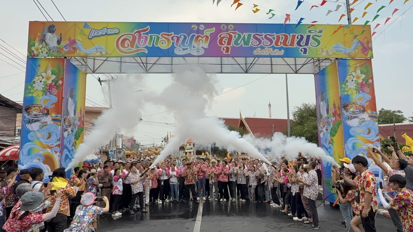 สุพรรณบุรี-ขบวนแห่หลวงพ่อโตทองคำรถแห่บุปผชาติงานเย็นทั่วหล้ามหาสงกรานต์