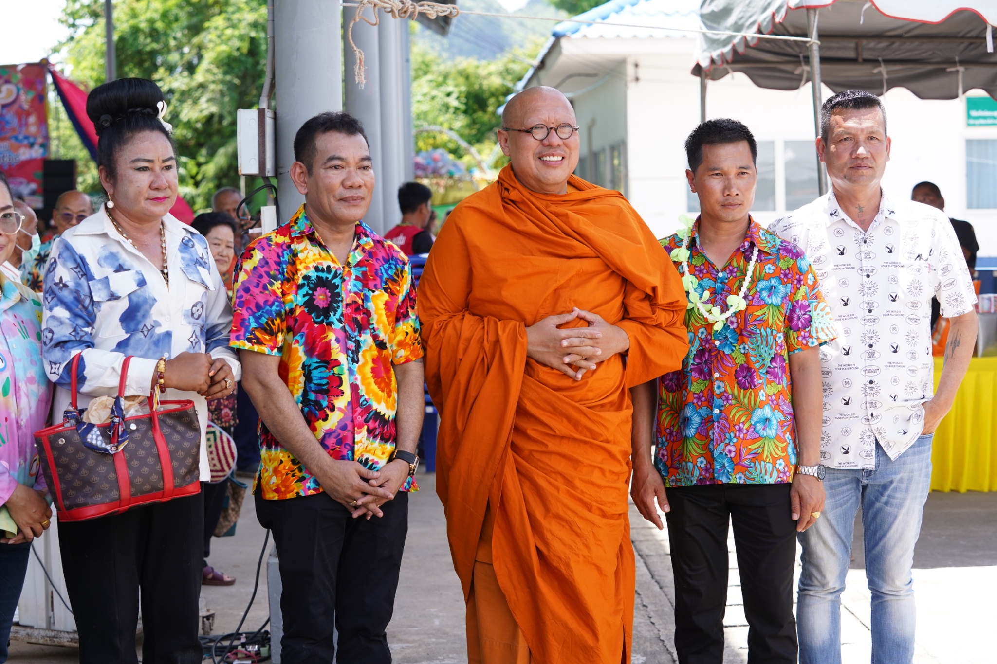 กาญจนบุรี-“หลวงพี่น้ำฝน” นำสายบุญมอบข้าวสาร อาหารแห้ง น้ำดื่ม ร่วมกิจกรรมวันสงกรานต์