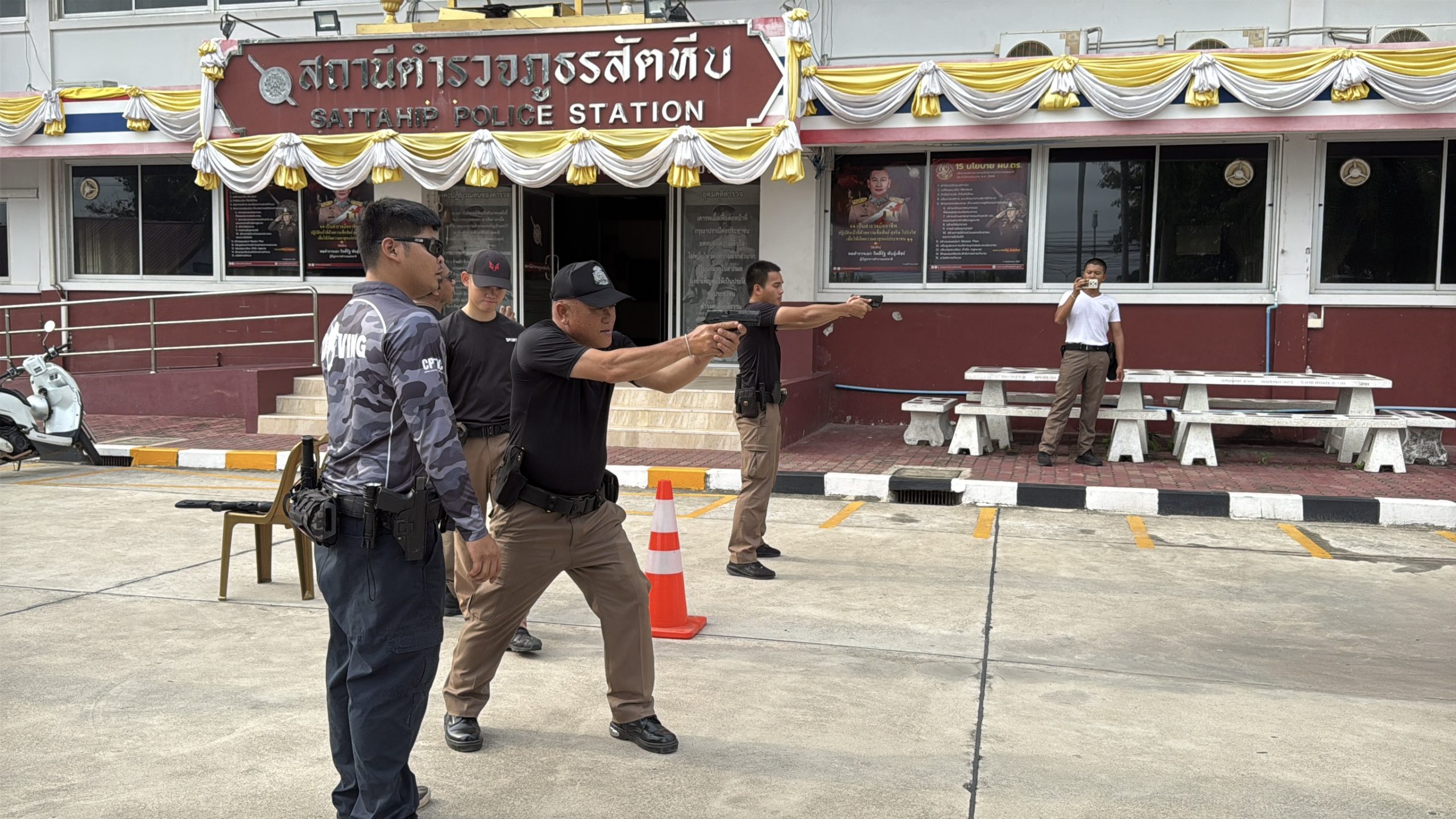 ชลบุรี-ตำรวจสัตหีบ ฝึกทบทวนยุทธวิธี เพิ่มทักษะการใช้อาวุธปีนปราบโจร